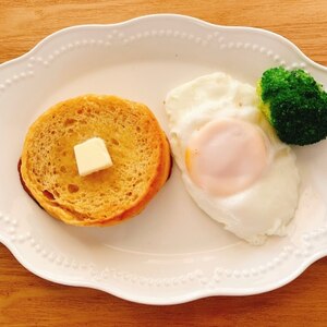 目玉焼きチーズトースト